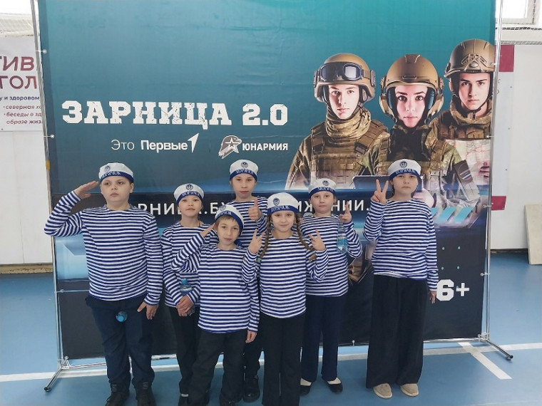 На традиционной игре «Зарница» ребята из младшей группы окунулись в мир приключений, где каждый стал частью большой команды — защитников Родины!.